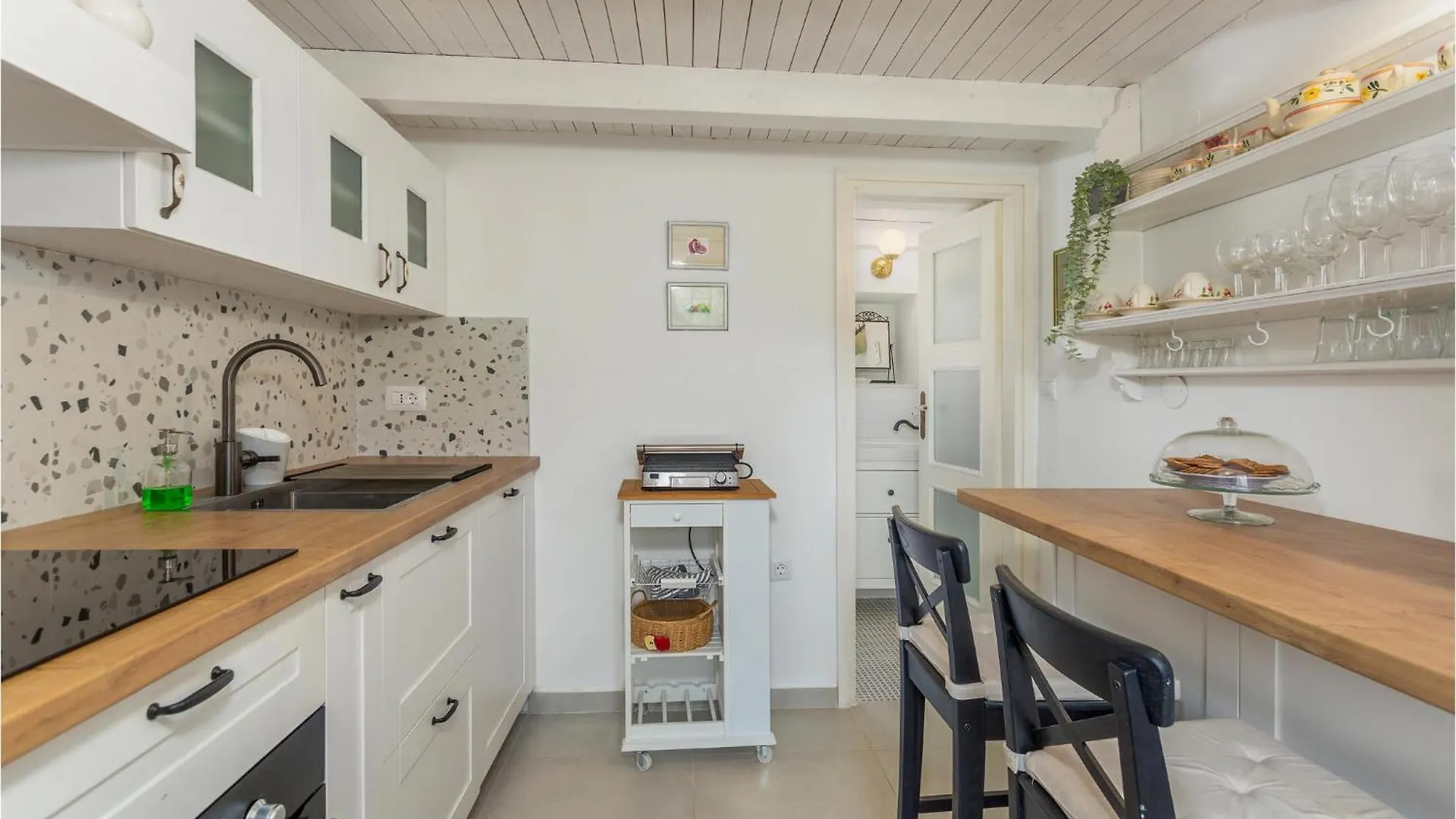 2 Bedroom Lovely Home In Punta Kriza Nerezine Holiday home